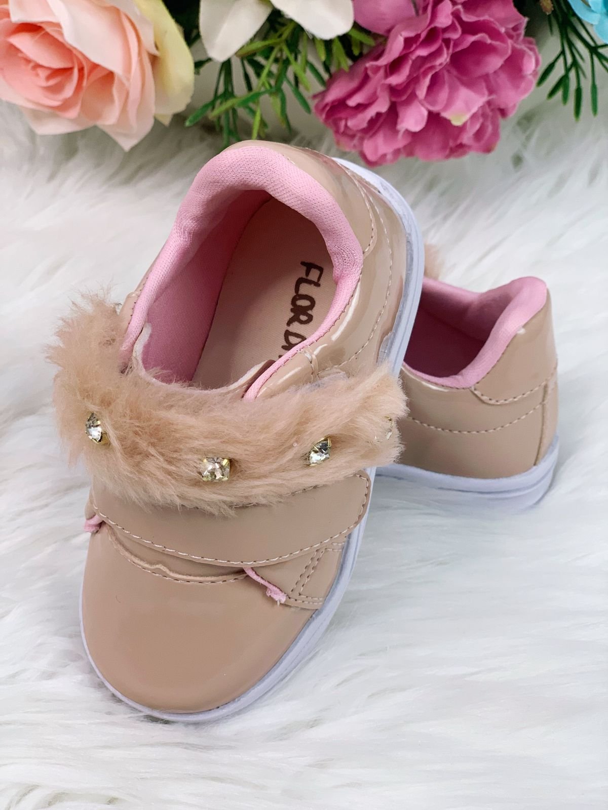 Tênis Nude Verniz Com Pelúcia e Strass Meninas - Imagem 3