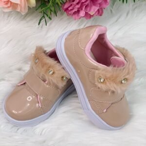 Tênis Nude Verniz Com Pelúcia e Strass Meninas