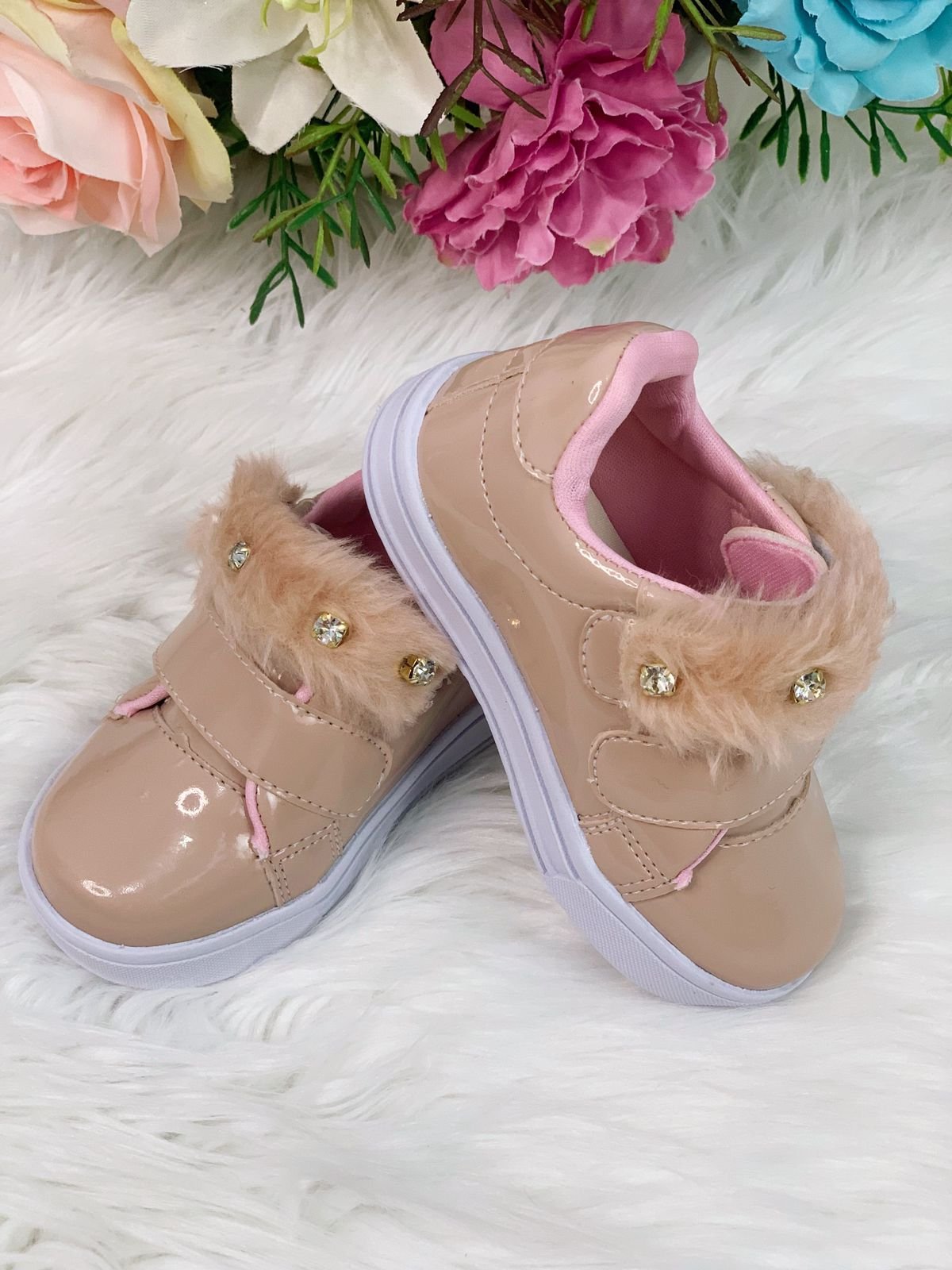 Tênis Nude Verniz Com Pelúcia e Strass Meninas