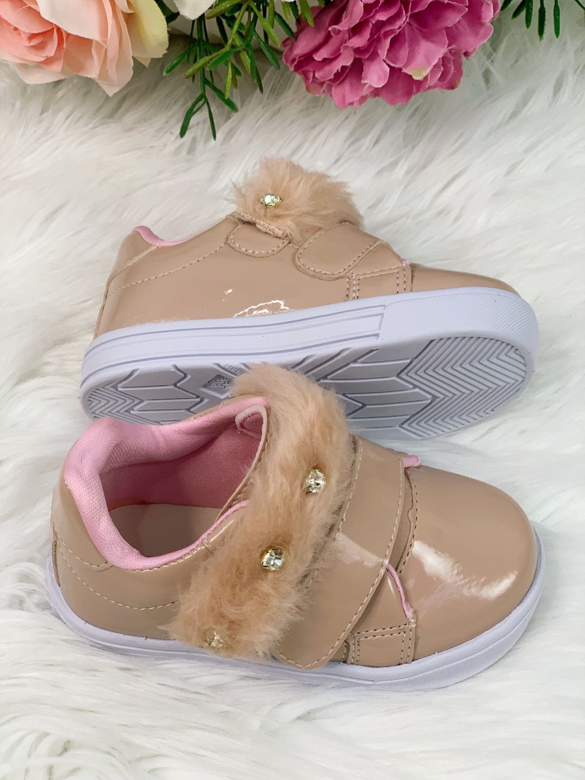 Tênis Nude Verniz Com Pelúcia e Strass Meninas - Imagem 2