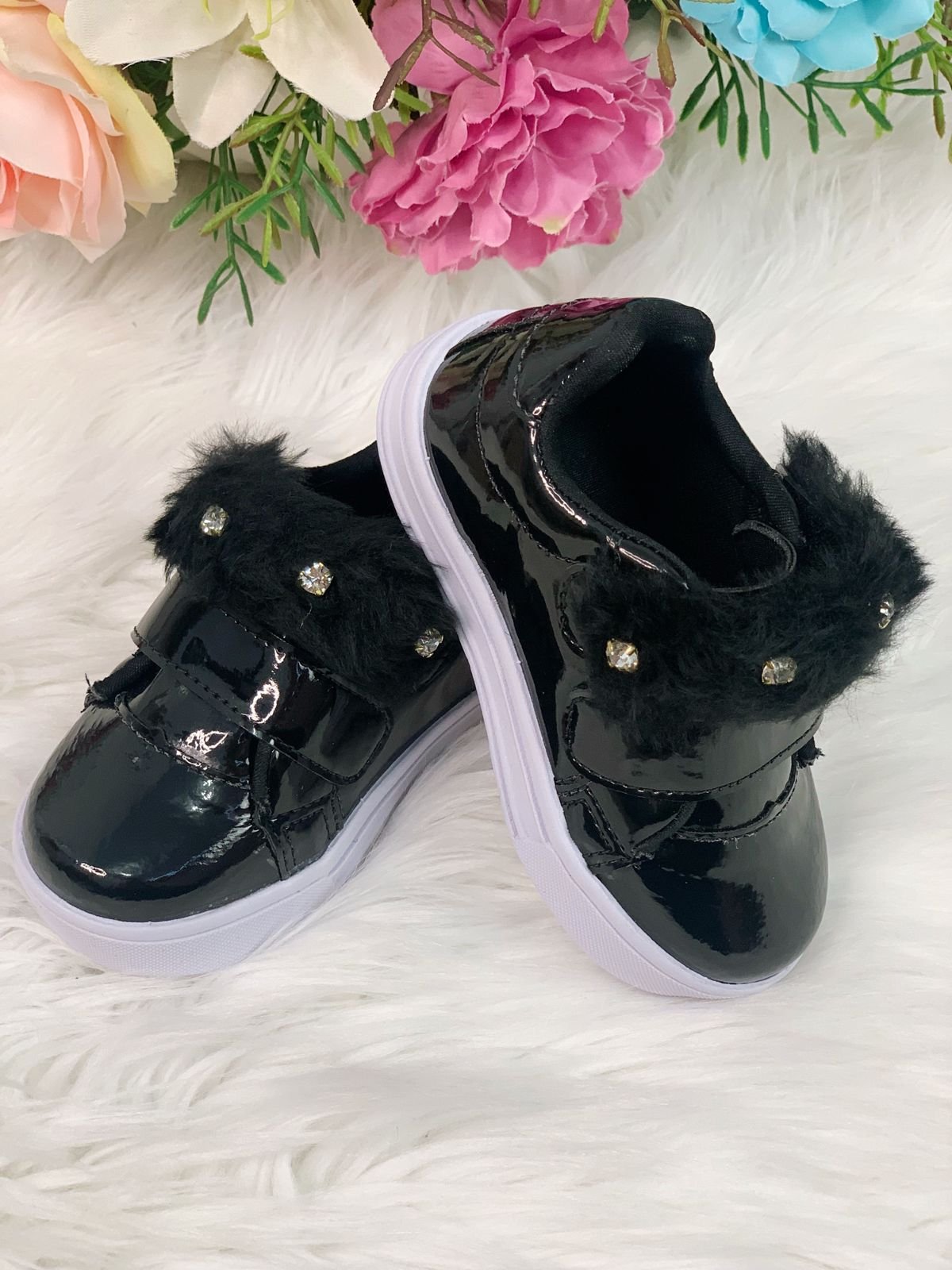 Tênis Preto Verniz Com Pelúcia e Strass Meninas - Imagem 2