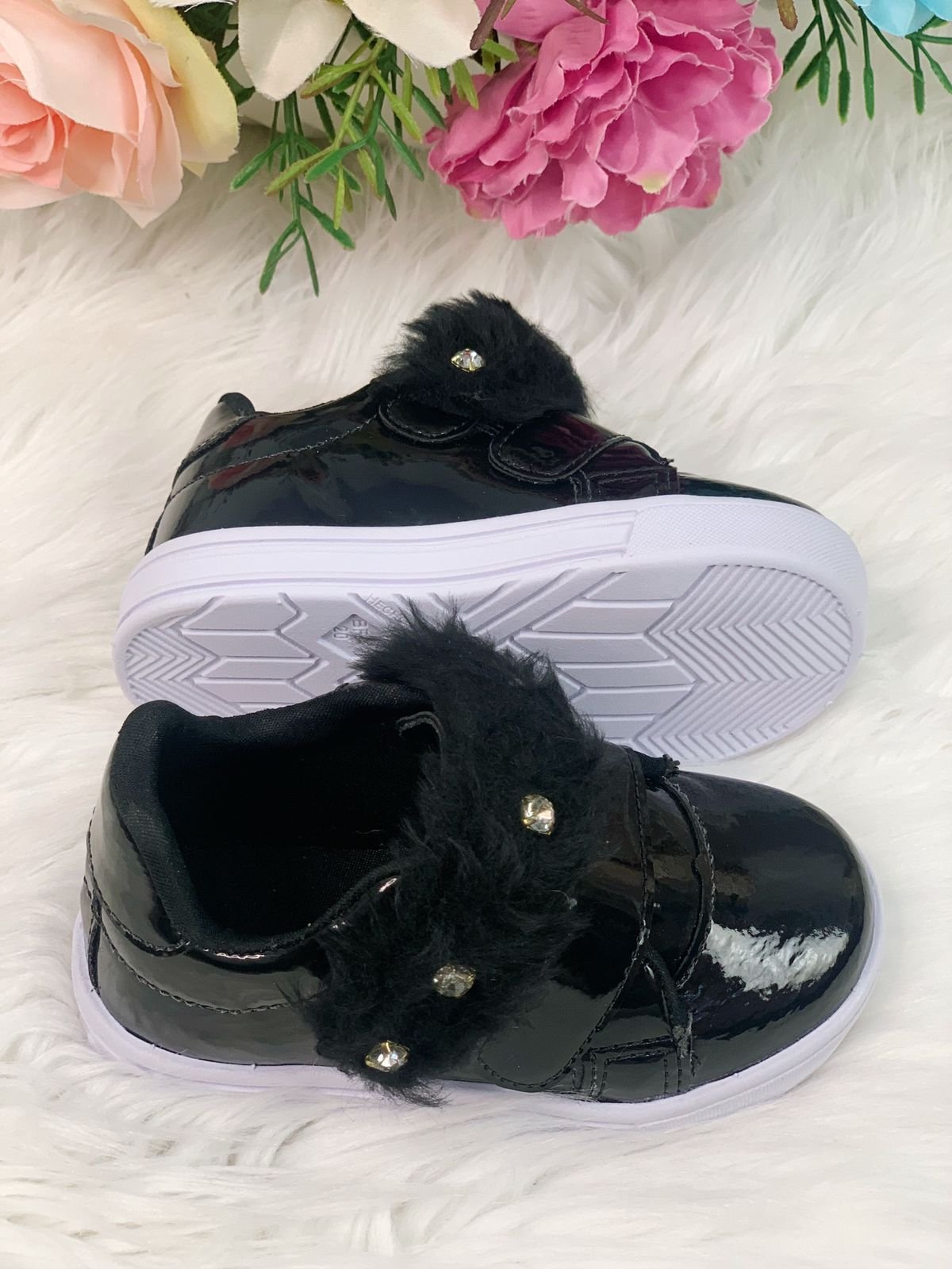 Tênis Preto Verniz Com Pelúcia e Strass Meninas - Imagem 4